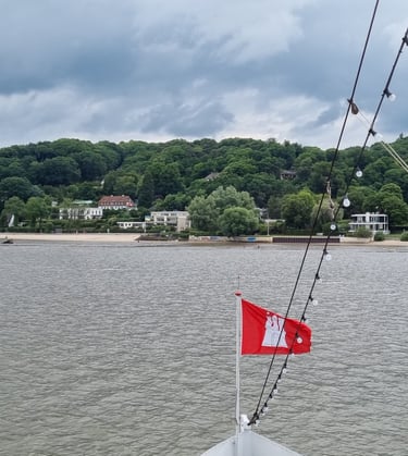 Hamburg Flagge auf Elbe vor Blankenese von Eisbrecher Stettin