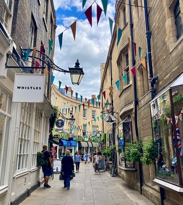 Petite rue animée de Cambridge