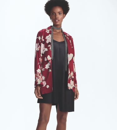 Kimono com estampa floral em fundo vermelho desenvolvida com exclusividade e pintada em aquarela
