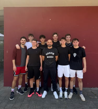 alt=""Team photo of MTV Karlsruhe basketball training group with Coach Mirza Djodjic""