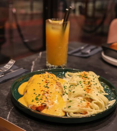 Plat de pâtes halal nappées de sauce maison servi avec cocktail frais au restaurant La Parisienne à