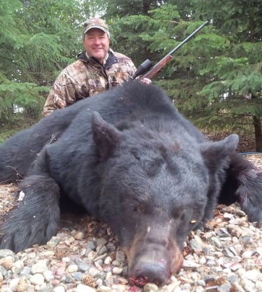 Saskatchewan black bear hunts - hunter with great black bear