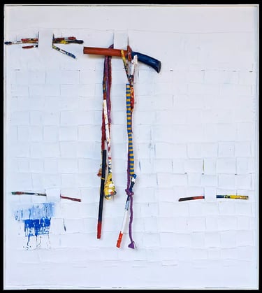une suspension couleur murale sur un mur