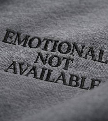 Detailaufnahme Stickerei „Emotional, not available“ auf grauem Sweatshirt  hochwertige Verarbeitung