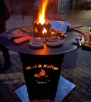Gäste genießen Grillgut von Itzel & Keiter