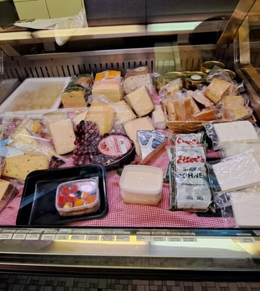 Käsesortiment im Verkaufsladen in Wiebelsbach