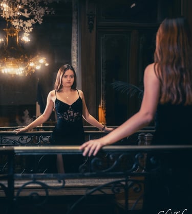 Une jeune femme avec une robe noire à dentelle dans l'hotel PAMS à Perpignan 66