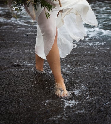 What a detail of the wedding photoshoot moment...