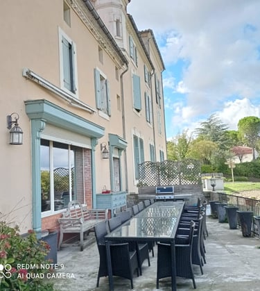 Façade Nord : superbe terrasse avec grande plancha-barbecue