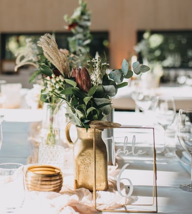 Tischnummer und Vase in Gold
