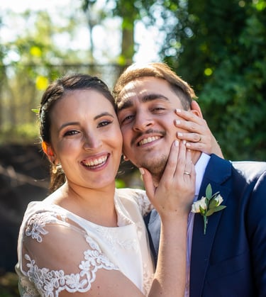 novios sonriendo casamiento de día, fotografos de casamientos en Córdoba