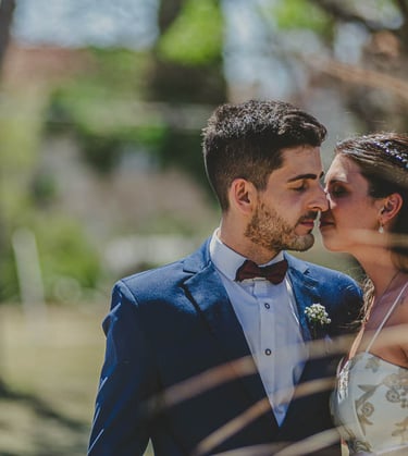 novios besándose, casamientos de día, fotógrafos de casamientos en Córdoba