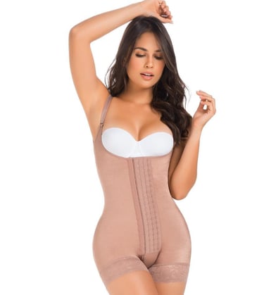 Mujer posando con una faja postoperatoria