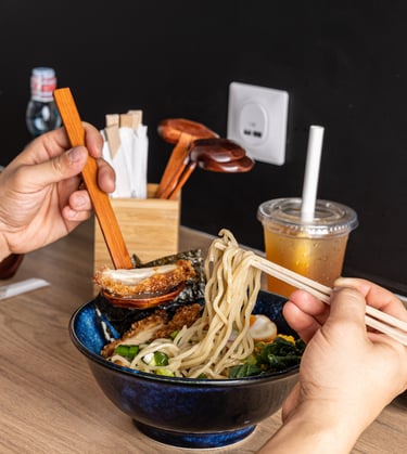 Un ramen en train d'eêtre dégusté