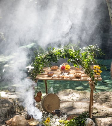 Altar maya con ofrendas para realizar una ceremonia de boda maya en cenote.