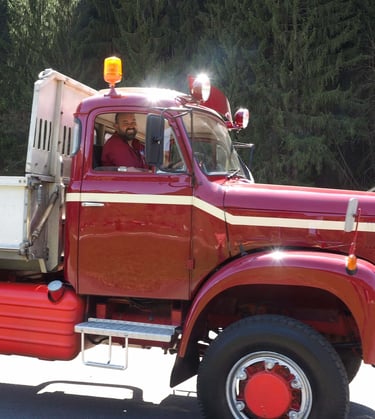 Markus Bettler BE Fahrschule GmbH in seinem Saurer-LKW Oldtimer
