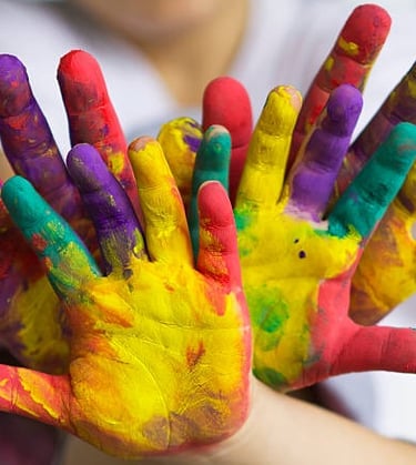 mains joueuses chamarée pour se laisser aller dans cet atelier de reconnexion à soi par l'art