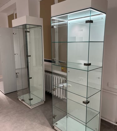 Stikline vitrina su LED apsvietimu