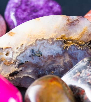 cristales de sanación pulidos y piedras de ágata coloridas con patrones minerales únicos