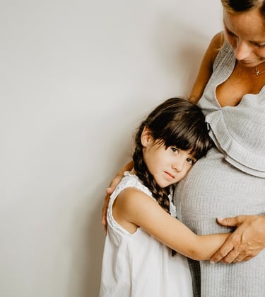imagen que describe una mujer embarazada con preocupación por la salud de su bebé