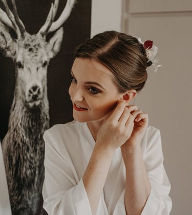 une femme vêtue d'une robe blanche et coiffée