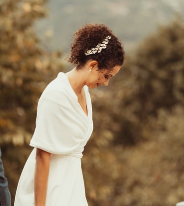 une femme en robe blanche et un homme en costume