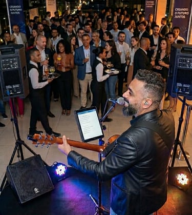 Nando Montê cantando e tocando violão em evento corporativo em Belo Horizonte