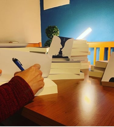 Una persona está firmando libros