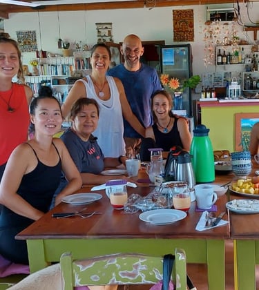 Participantes de retiro en Shaya Yoga Retreat Center 
