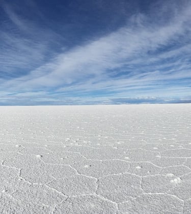 “Salar d’Uyuni”, “paysage unique”, “Bolivie”, “ciel bleu”, “immensité blanche”. désert de sel
