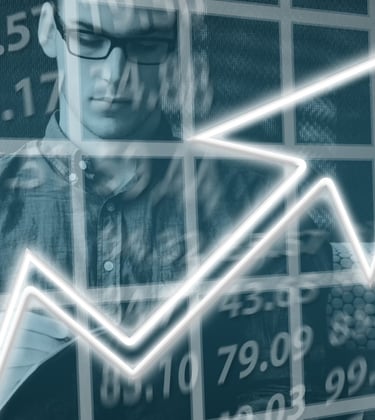 Um homem analisando gráficos de resultado