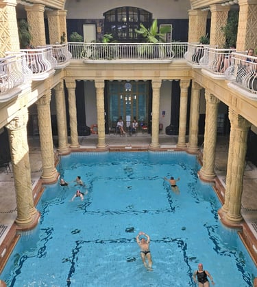 Basen pływacki w termach Gellérta