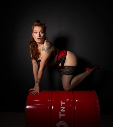 Pin up en lingerie rouge et noire. Femme glamour.