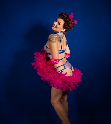 Femme glamour. Lingerie bleue, boa en plume rose. Effeuilleuse burlesque.