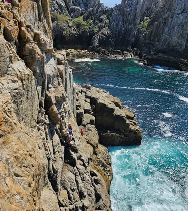 Stage escalade en terrain d'aventure ou trad sur la pointe de Pen Hir. Escalade en Bretagne.
