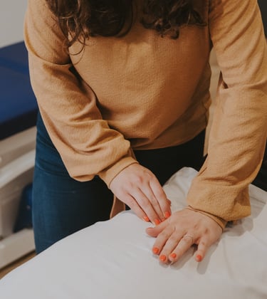 mains ajustement chiropratique santé douleurs chiropracteur quimperlé