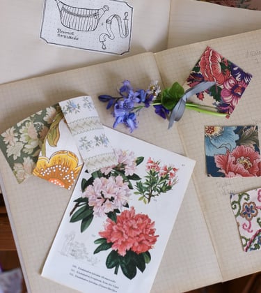 fleurs, coupons de tissus anciens, croquis, et planche de botanique