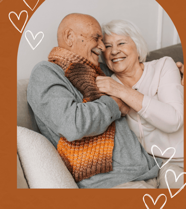 casal de idosos felizes em sua casa