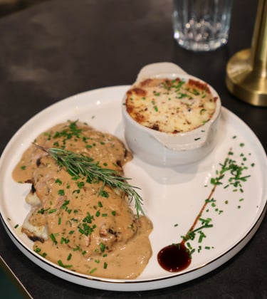 Escalope halal sauce crémeuse accompagnée de gratin maison au restaurant La Parisienne à Nîmes