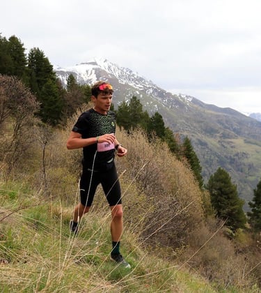 Coureur en montagne en séance de trail, illustrant le coaching individualisé Eminence Outdoor