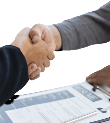 Du profesionalai susitaria dėl bendradarbiavimo, tvirtindami susitarimą paspaudžiant rankas, simboli