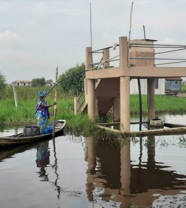 Plateforme surélevée pour que les villageois aient accès à l'eau potable