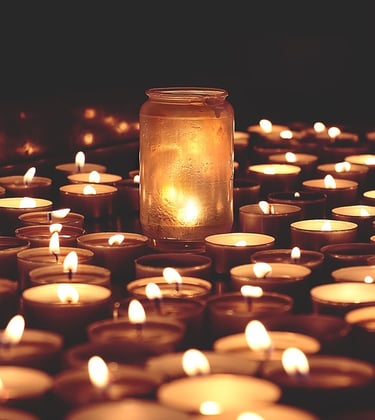 Des petites bougies allumées entourent une plus grande bougie allumée