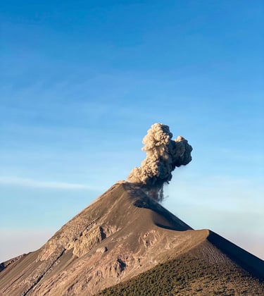 Vue sur le volcan Fuego en éruption depuis l'Acatenango, au Guatemala.