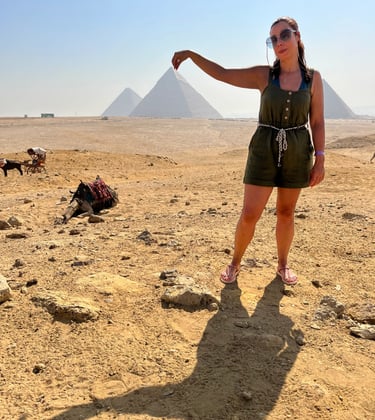 As três Grandes Pirâmides de Gizé no Cairo, Egito, sob um céu azul.