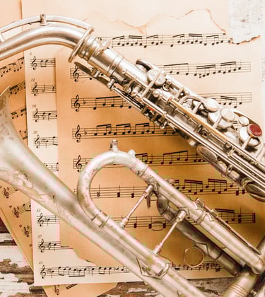 trompette et saxophone posés sur une pile de partitions