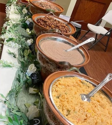 Cazuelas de barro con comida