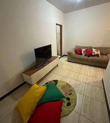 Foto da sala da pousada santa júlia que fica em santa branca no km 53 da rota da luz de sp