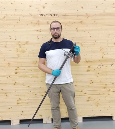 Gabriele Culot holding the rapier in its unextended configuration.
