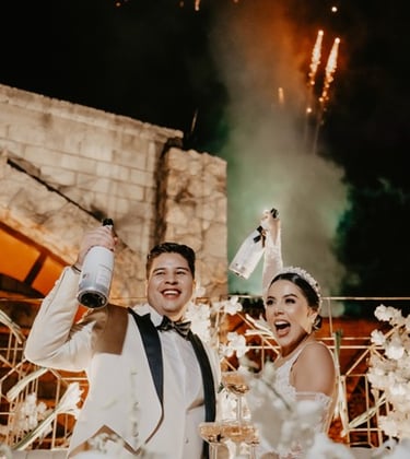 Novios felices brindando el día de su boda con champagne - Mejor cineasta de bodas en GDL, México
